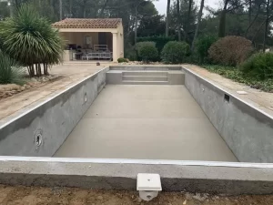 Livraison de béton en silo pour construction de piscine