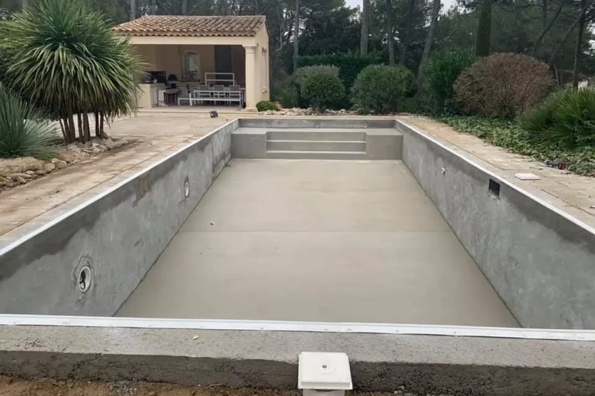 Livraison de béton en silo pour construction de piscine